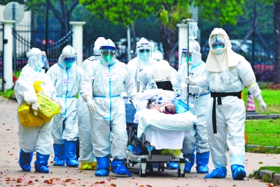 廣東支援武漢協(xié)和西院ICU醫(yī)療隊的白衣戰(zhàn)士護送帶著ECMO的患者轉(zhuǎn)回病房 通訊員金煦 攝