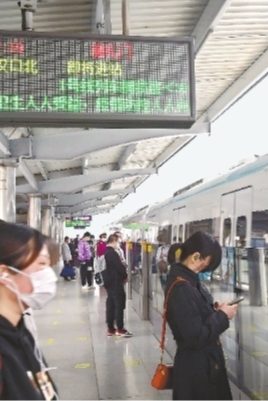 22日早高峰时间,地铁循礼门站1号线,乘客有序乘车,站内电子屏显示全线网拥挤度30% 长江日报记者刘斌 摄