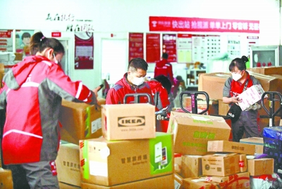 隨著各行業(yè)啟動復(fù)工復(fù)產(chǎn)，京東物流武漢古田智配中心快遞量大增 長江日報記者劉斌 攝