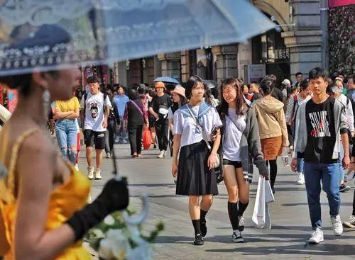 汉街上，不少市民在春日艳阳里穿着短装逛街