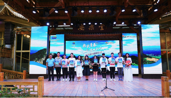 中共利川市委宣传部部长顾问为大家颁发“凉城利川高校达人体验官”荣誉证书