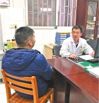 出院前,内科副主任医师马刚再三叮嘱王先生不要乱减肥 医院供图