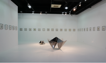 吴萍,东南西北,装置、平板印刷加铝合金外框装裱,60x60x40cm(装置一)、120x120x90cm(装置二)、30x30cm(平板印刷,含装裱),2019