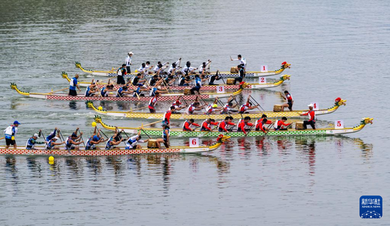 6月21日，来自海内外的龙舟代表队在秭归县徐家冲港湾参加2023年国际划联龙舟世界杯预赛。新华社发（郑家裕摄）