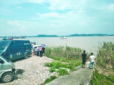 救援人员正在长江中搜救溺水者。市民靖先生 摄