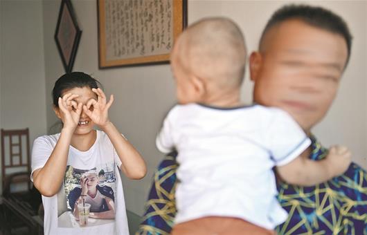 图为:爷爷奶奶在家里照顾毛毛