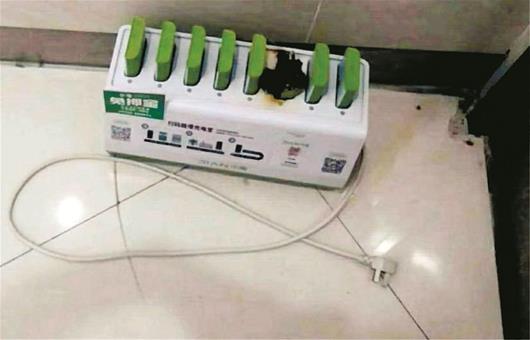 图为:商场内自燃的小电共享充电宝