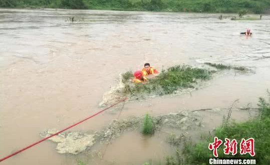 消防队员带着被困人员转移至安全地带 江继乐 摄