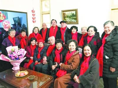 学生们围坐在张静芬老师身边（图中前排头戴红帽者为张静芬老师）记者姚传龙 摄