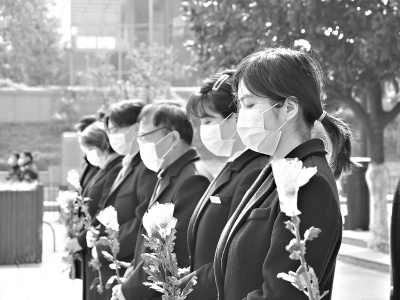4月4日，在漢口沿江大道江漢關(guān)，市民群眾悼念新冠肺炎疫情犧牲烈士和逝世同胞 長江日報(bào)記者詹松 攝