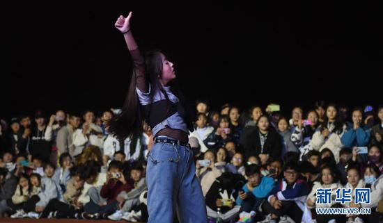 武汉西藏中学学生在操场上表演节目(2月12日摄)。新华社记者 程敏 摄