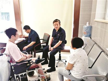 图为丽丽母女到法院签收抚养费