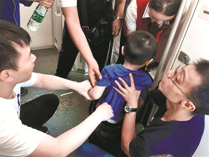 图为:陈凯(右)与朱明林两名医生紧急施救