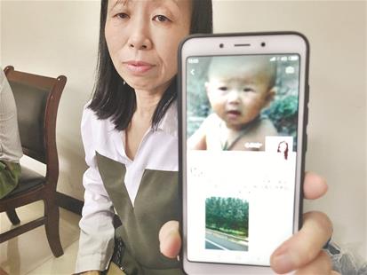 图为刘祚平手机上存着儿子小时候的照片