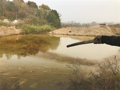 图为：渠面上漂浮大量黑色液体，经查是生物柴油