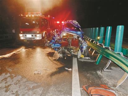 图为2018年7月6日晚,黄石至阳新快速路6人死亡的事故现场