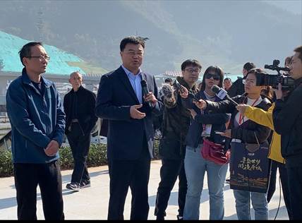 十堰市文化和旅游局局长边疆（右一）接受媒体团采访