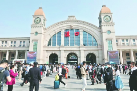汉口火车站站前广场“五一”期间秩序井然