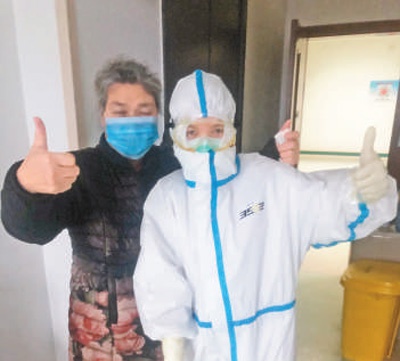 吴俊叶和患者在一起 陈舒摄