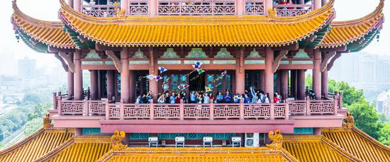 图为武汉各领域“战疫者”代表在黄鹤楼鸣钟祈福、放飞风筝