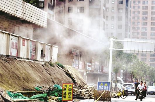 图为汉阳十升路拆房现场灰尘弥漫