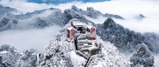 （云雾缭绕峰峦秀 闵玲摄）