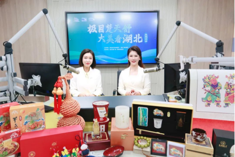 (襄阳市市文化和旅游局党组成员、副局长谭珊珊和主持人辣妹)