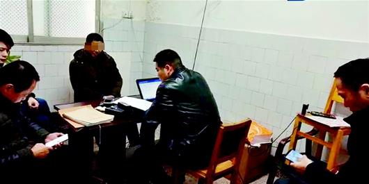 圖為:民警在病房審訊劉某