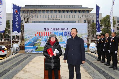 李校长与“封盖设计”最佳作品奖获得者赵彦菲同学合影