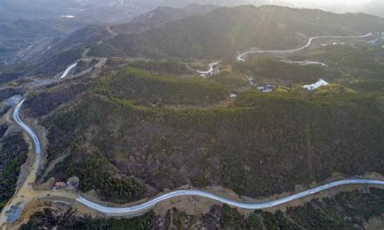 红色旅游线二期21公里水稳层已经铺设完成。吴毅摄影