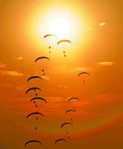 2017年世飞会动力伞项目，夕阳满天飞伞十分壮观 记者李子云 摄