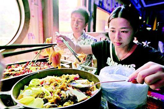 图为:徐东一家牛蛙主题餐厅生意火爆
