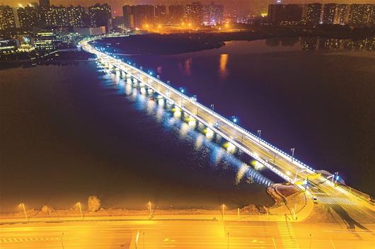 图为南湖大桥夜景犹如一串亮丽明珠 楚天都市报记者宋枕涛摄