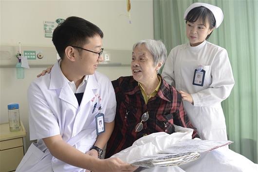 图为李医生(左一)在程婆婆治疗时都会为她唱首老歌