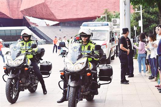 图为：骑警护送去医院