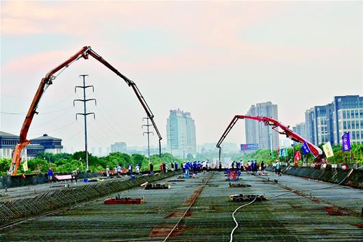 图为:光谷大道南延线施工现场