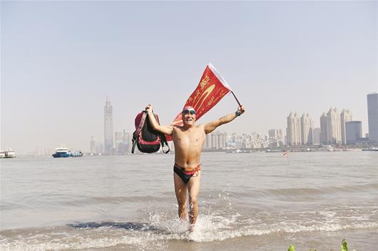 圖為10月28日，鮑政斌抵達(dá)漢江口南岸嘴 楚天都市報(bào)記者王永勝攝