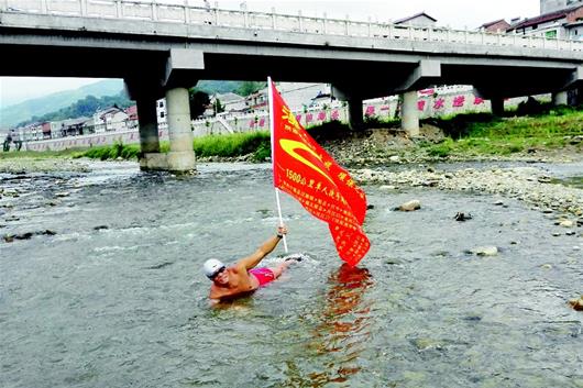 图为9月1日，鲍政斌在陕西宁强县汉江正源下水