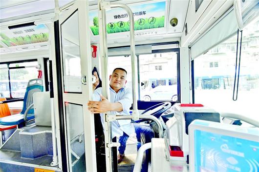 圖為：武漢公交光谷車(chē)隊(duì)，新能源公交車(chē)司機(jī)臺(tái)能從里面鎖上