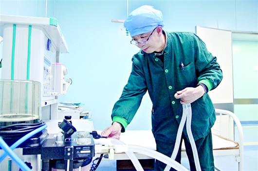 图为：王磊教授正在检查麻醉设备