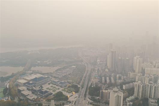 图为：武汉昨日重度污染，武汉大道被霾笼罩 楚天都市报记者宋枕涛摄