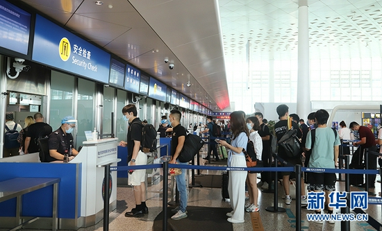 图为黄金周期间武汉天河机场旅客平安有序出行。新华网发 张蒙摄