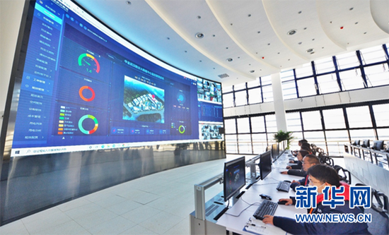 中金数据武汉数据中心智能运维中心实景图。新华网发