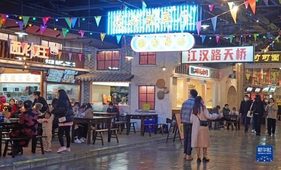 1月4日下午，游客在武商梦时代楚风汉味美食街区。新华社记者 龚联康摄