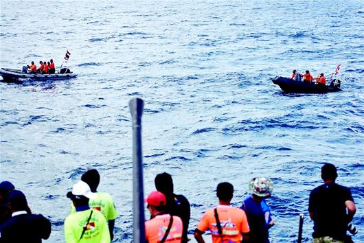 图为：救援人员在事发海域搜救 新华社发