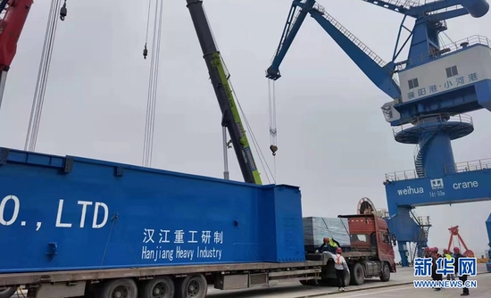 5月14日，一台700吨节段拼装造桥机从襄阳宜城市小河港装船出发，将经上海发运泰国林查班港。新华网发 王亮摄