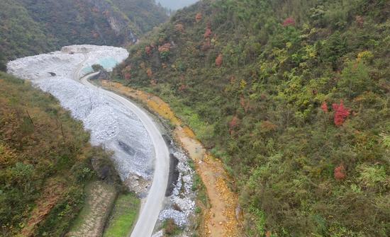 11月6日，澎湃新闻途经湖北省十堰市竹山县得胜镇文峪村时有多位村民反映当地一家公司将大量矿石露天堆存在河边，此为航拍图。 本图片均为澎湃新闻记者 刁凡超 图