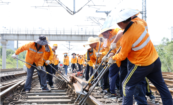 |38°C高温 40人踏“火”而行保畅通