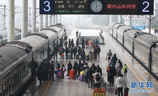 图为1月17日，武汉铁路公安处武昌车站派出所民警在站台巡逻。新华网发 钟鹏宇摄