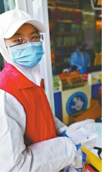 张玉欣帮居民买药送药